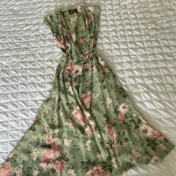 Reformation Gwyneth floral ruffle wrap midi dress - Picture 7 of 9